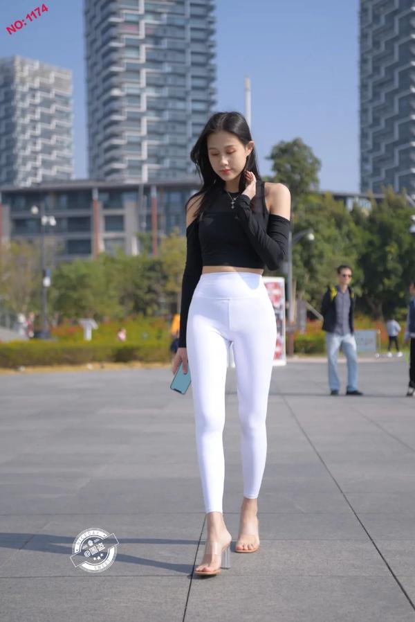 街拍紧身裤：美女穿着紧身裤漫步在街头，虽然略显消瘦，但依然迷人