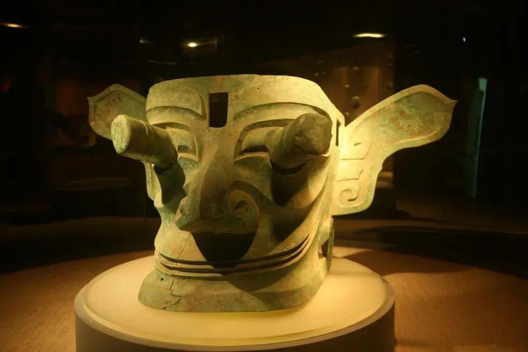 16三星堆青铜人像