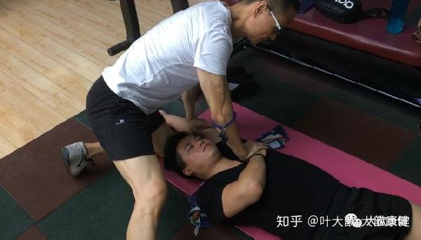 三角肌前束拉伸