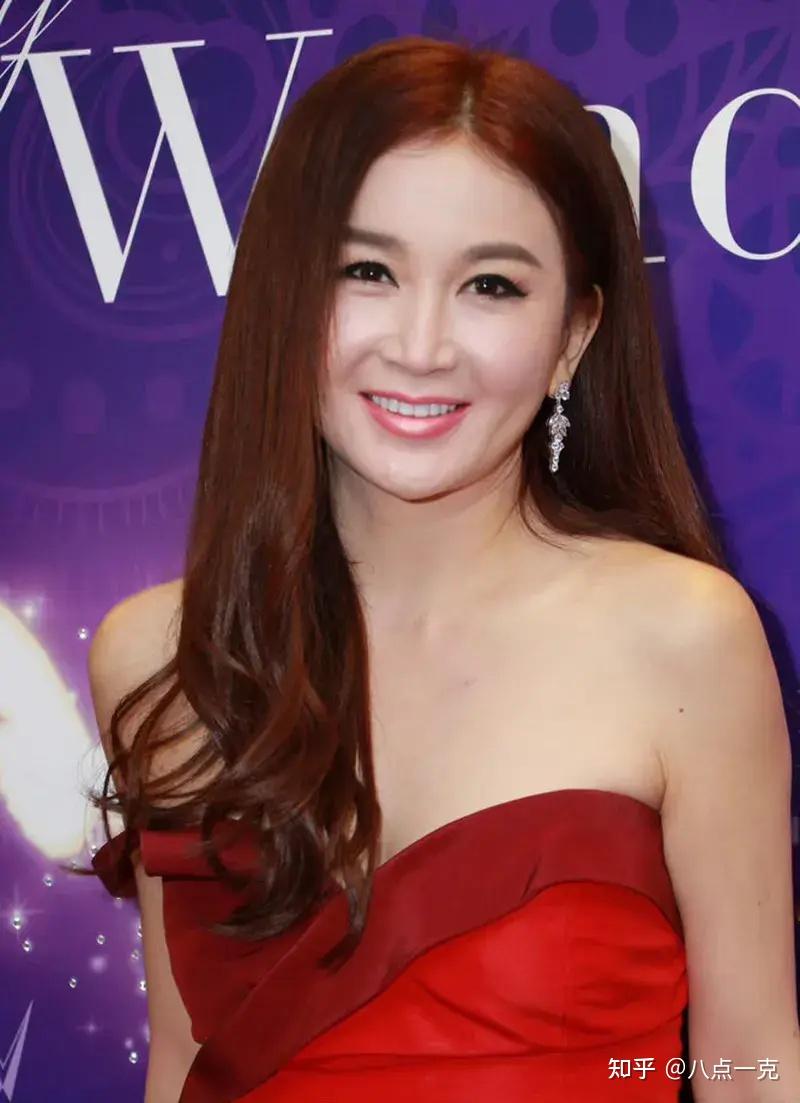 温碧霞头发突然着火本人依旧淡定拍照事后回应仍心有余悸