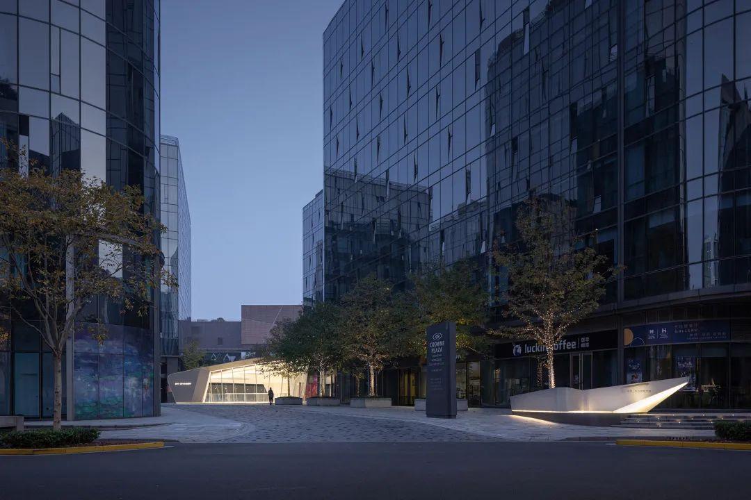 上海虹桥首个当代艺术馆一只机翼跳脱于方盒子城市肌理