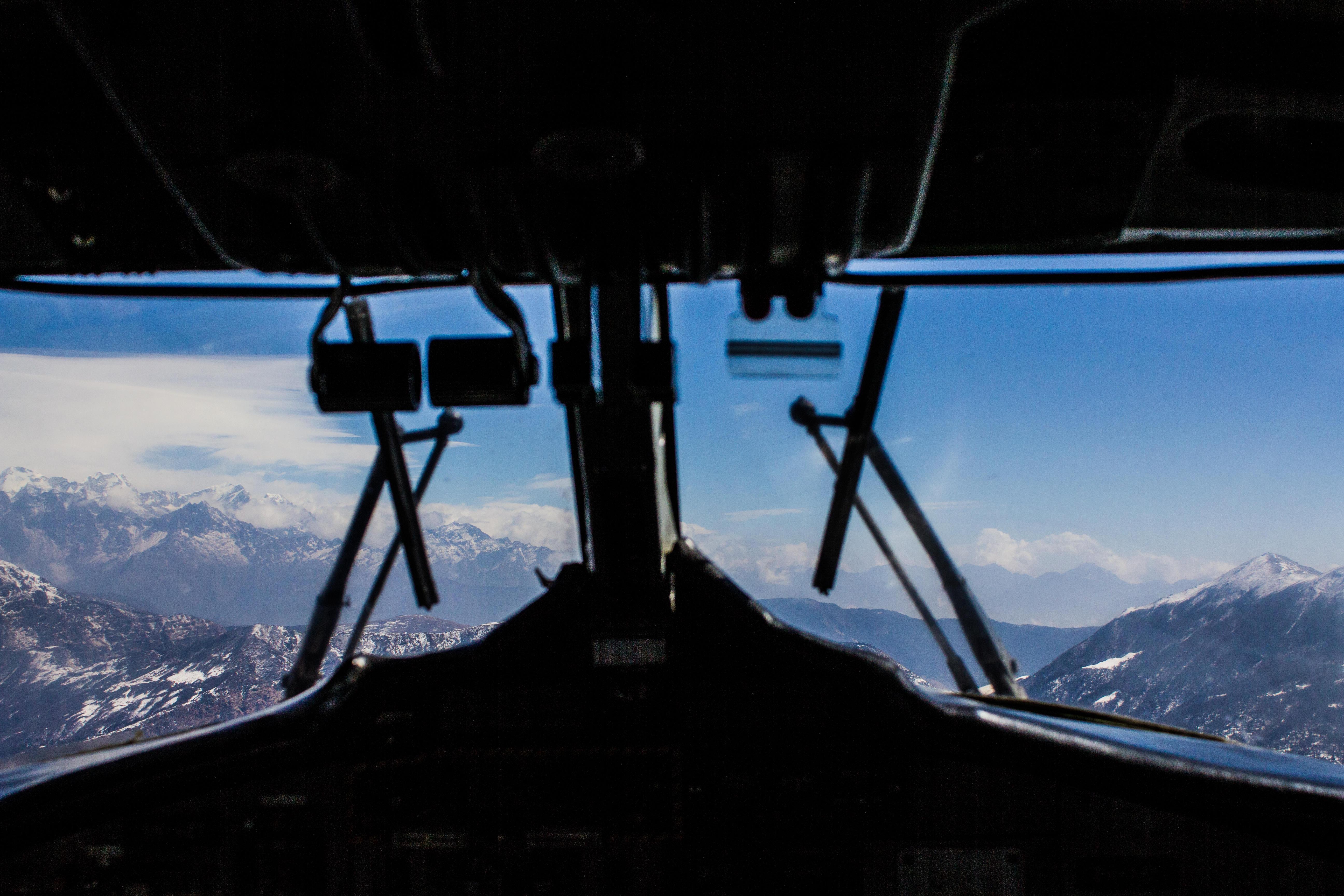 飞机挡风玻璃,比你想象中要坚固得多