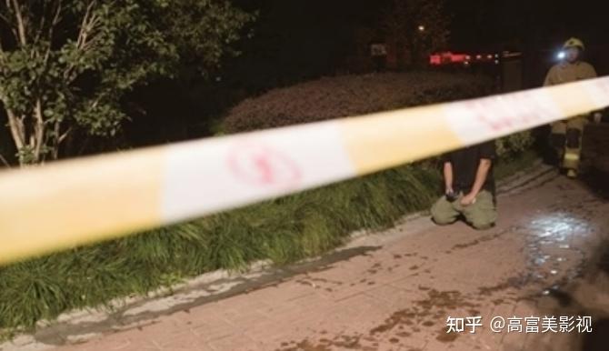 她是知名美女主持人，因内急在路边上厕所，10分钟后，只剩一只高跟鞋 知乎 2095