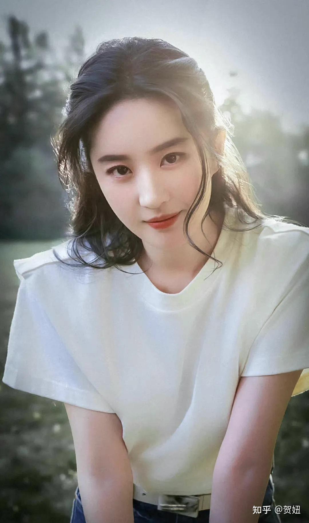 刘亦菲着盛世美颜,即便是t恤77牛仔裤,也能穿得清新脱俗! - 知乎