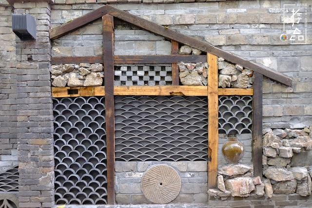 木条,青砖,灰瓦,石雕,屏风墙,合院是重庆中层阶级民居建筑用料,同时