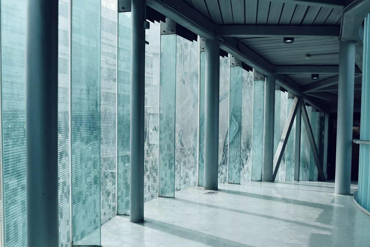 很喜欢的旋转楼梯,半透明的玻璃,阳光穿透其中,淡青色色铁柱,一切都