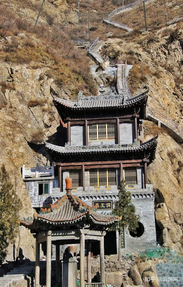 河流至此,宽约百步,两山对峙,河冲其中,夹岸断壁,状近斧凿.