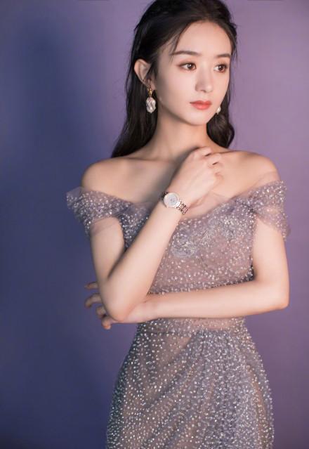 名门泽佳:赵丽颖穿一字肩星钻裙耀眼夺目 搭波浪卷发效果柔美浪漫