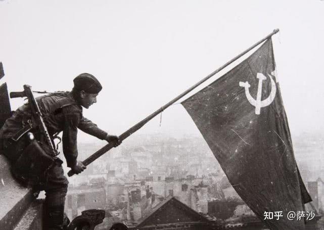 苏联老兵举国旗图片