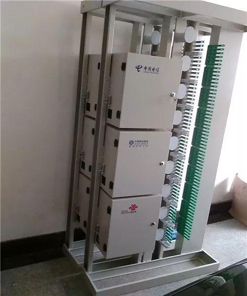 1.三网合一光纤配线架落地安装