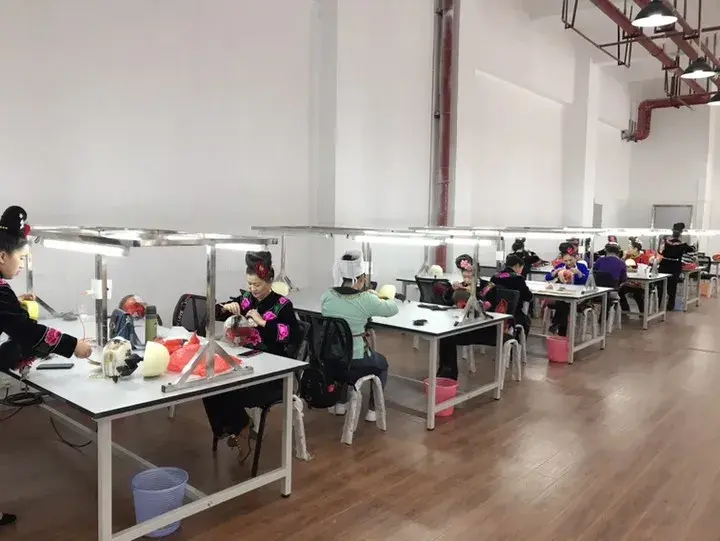 全球假发八成来自中国好莱坞造型师五星好评背后全靠这些女工