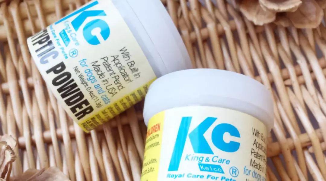 如果不小心剪过头,导致猫咪爪子出血,可以取一些止血粉(玉米淀粉也可)