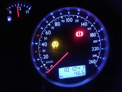 转动汽车,一旦故障灯亮起应该立即检修