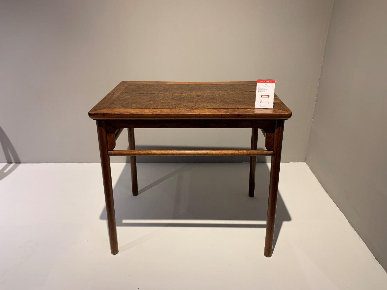 木纹轮廓锯齿形半桌取材于黄花梨大料