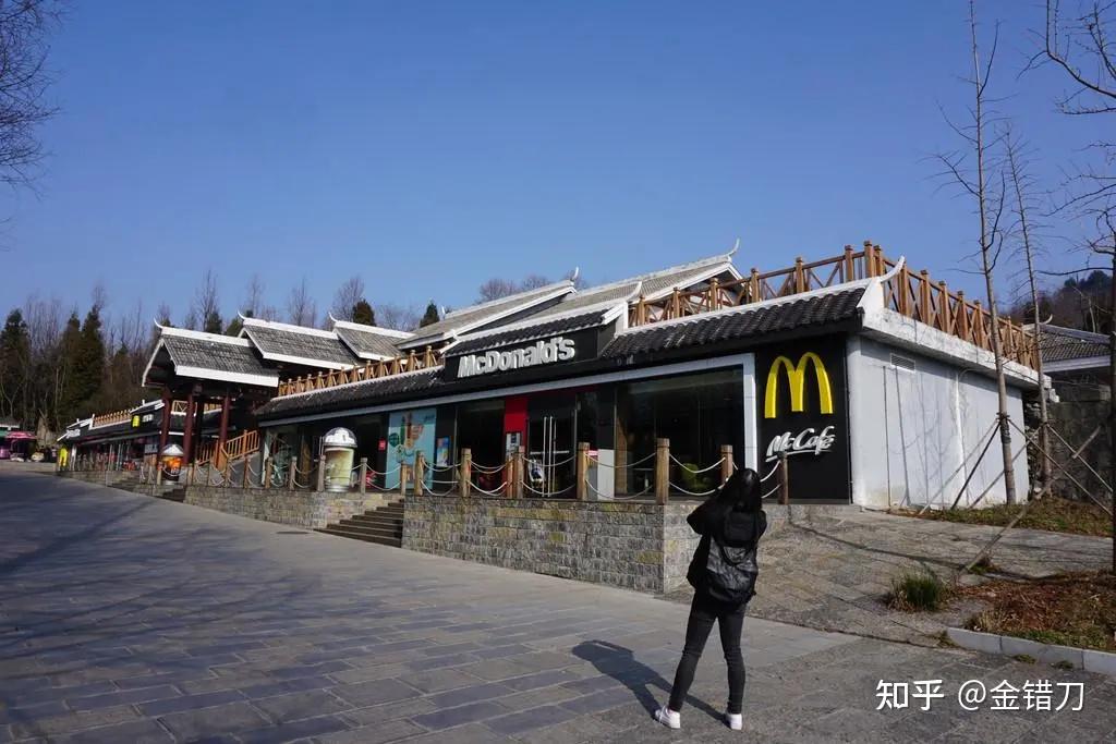 连上三年央视黑榜,一号难求!四川最没底线网红店,为何越骂越火(四川网红人员年收入多少)