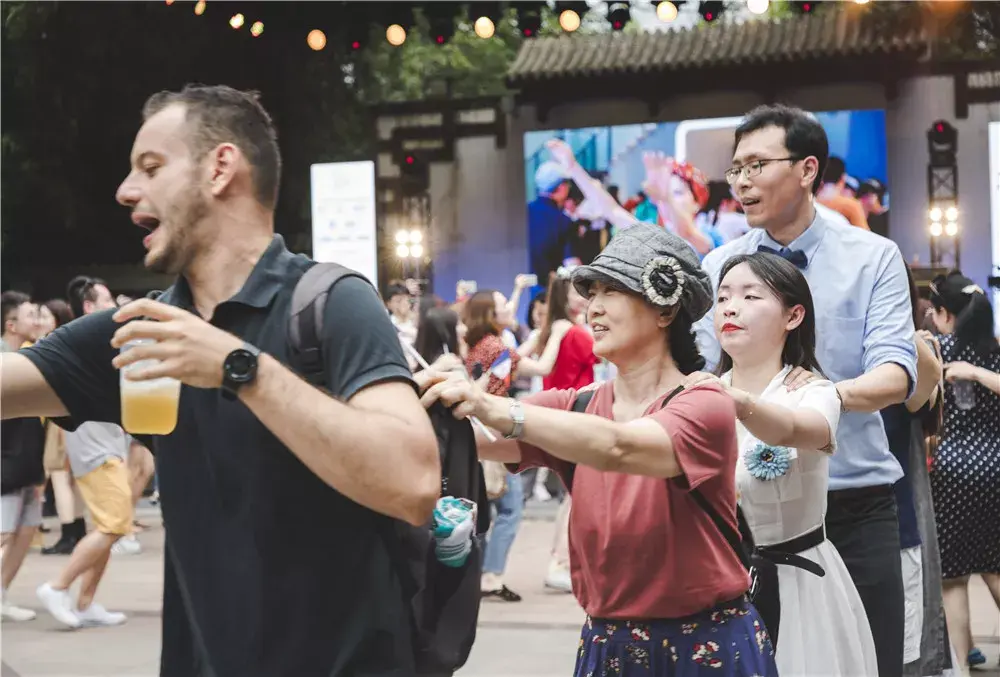 过生日,一群法国人带我开火车