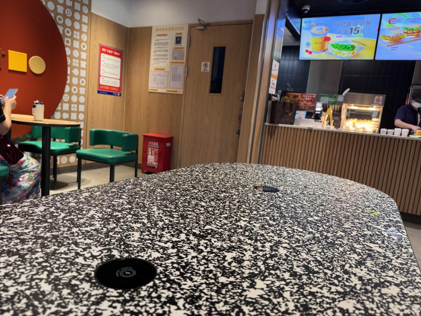 边吃汉堡边快充？麦当劳餐桌暗藏15W无线充电黑科技- 知乎