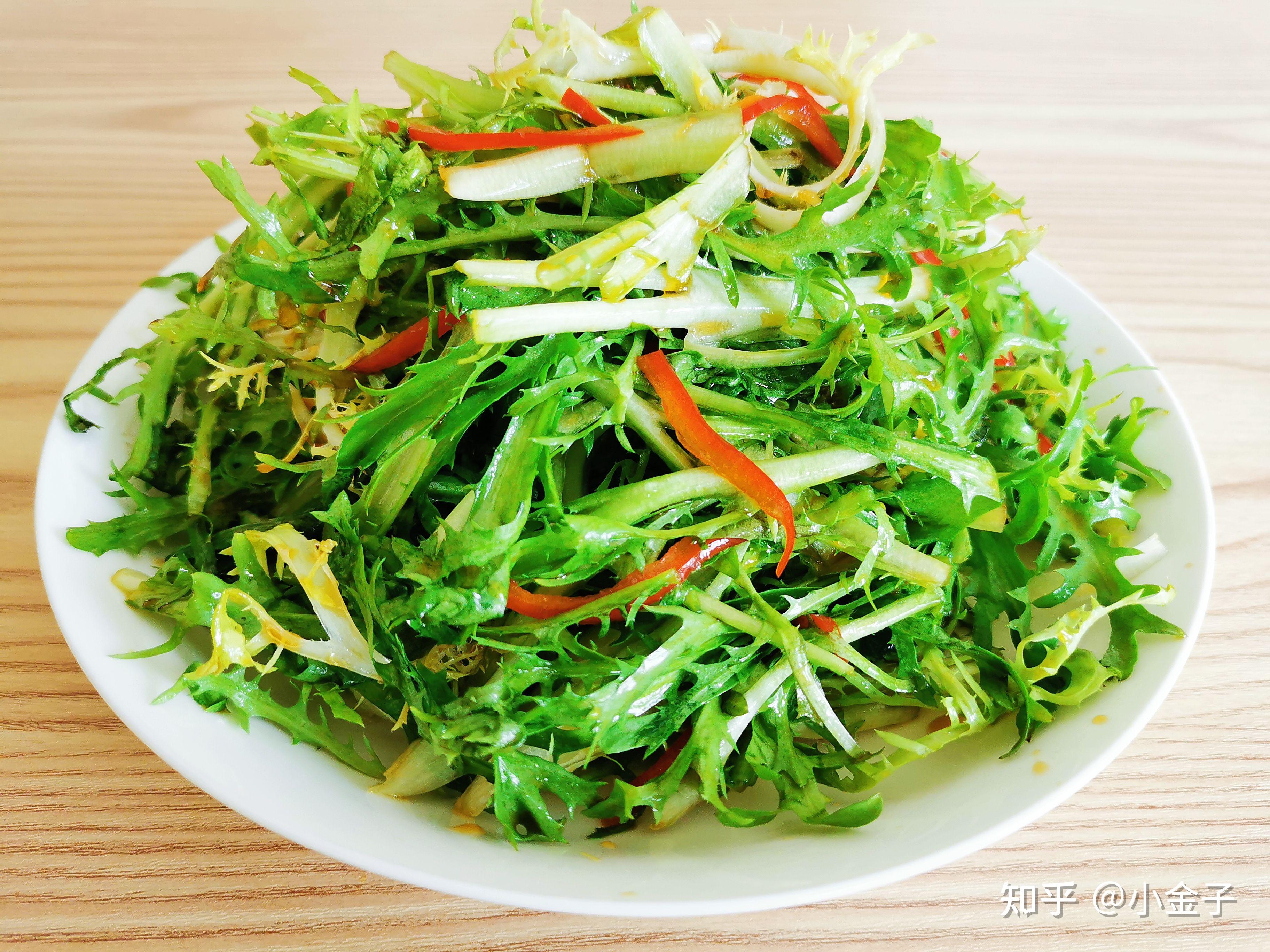 凉拌苦菊4, 把料汁倒入菜上,用搂拌的手法,戴上手套从下往上把料汁和