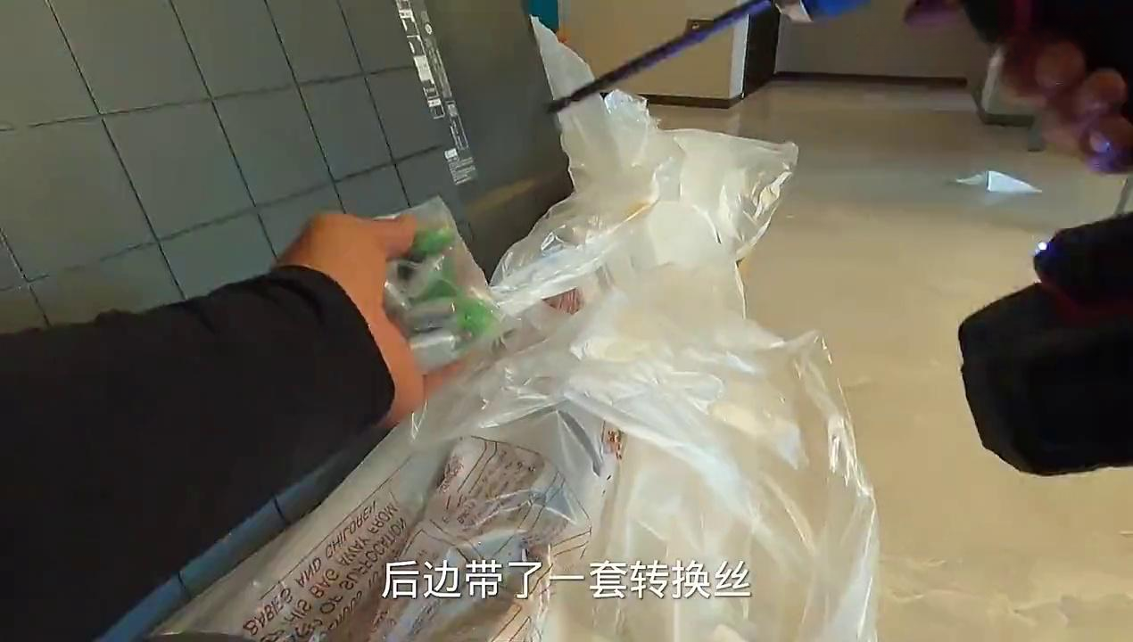 上门安装一台85寸电视,这小区墙体有毛细管系统,打孔提心吊胆的