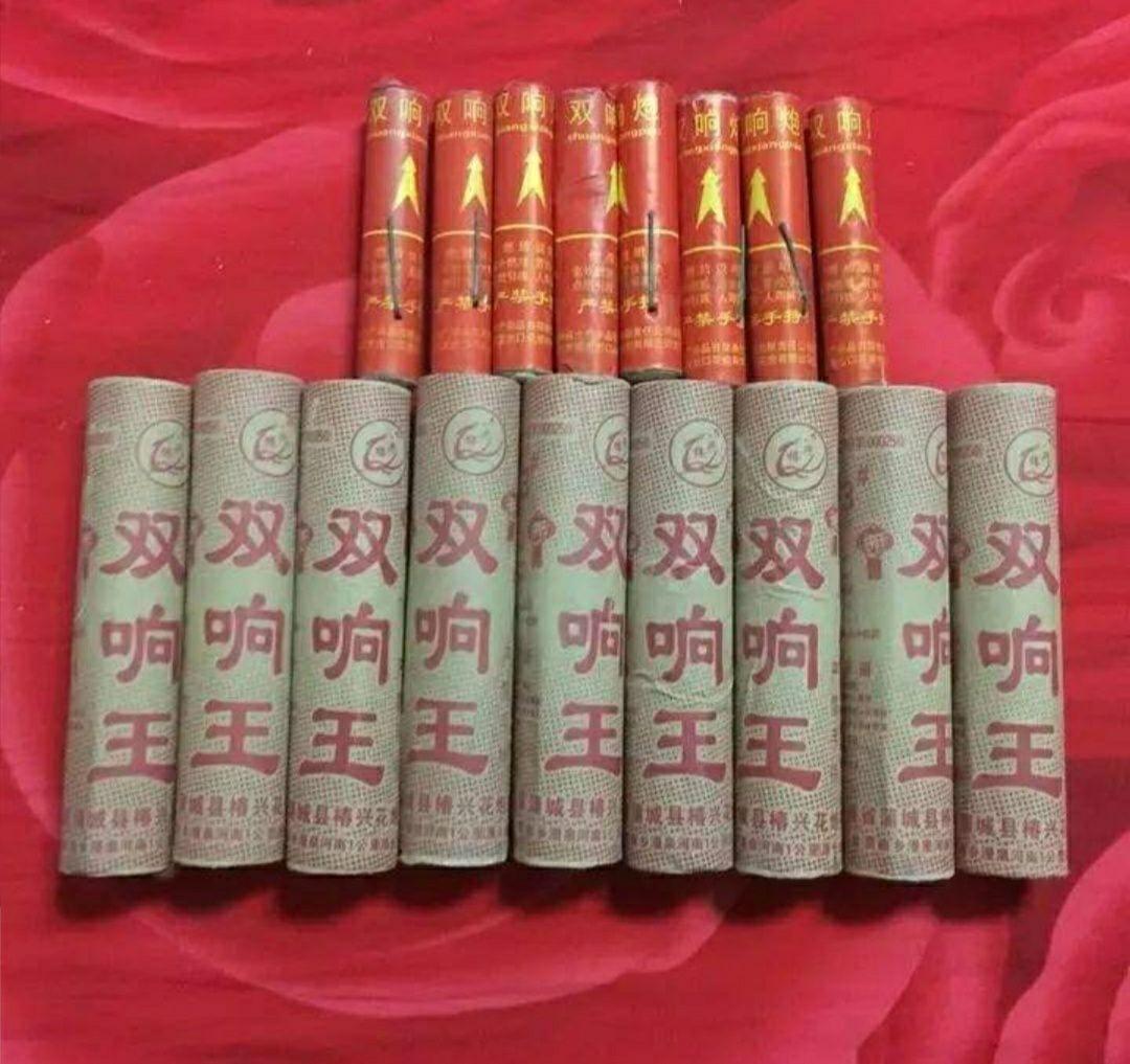 高中夏天有一段时间,每到午夜时分,操场便会听到二踢脚的声音.