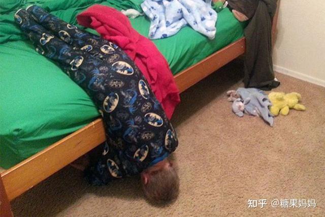 很多宝宝喜欢趴着睡,四肢蜷缩在一起,小小的一团软萌可爱.