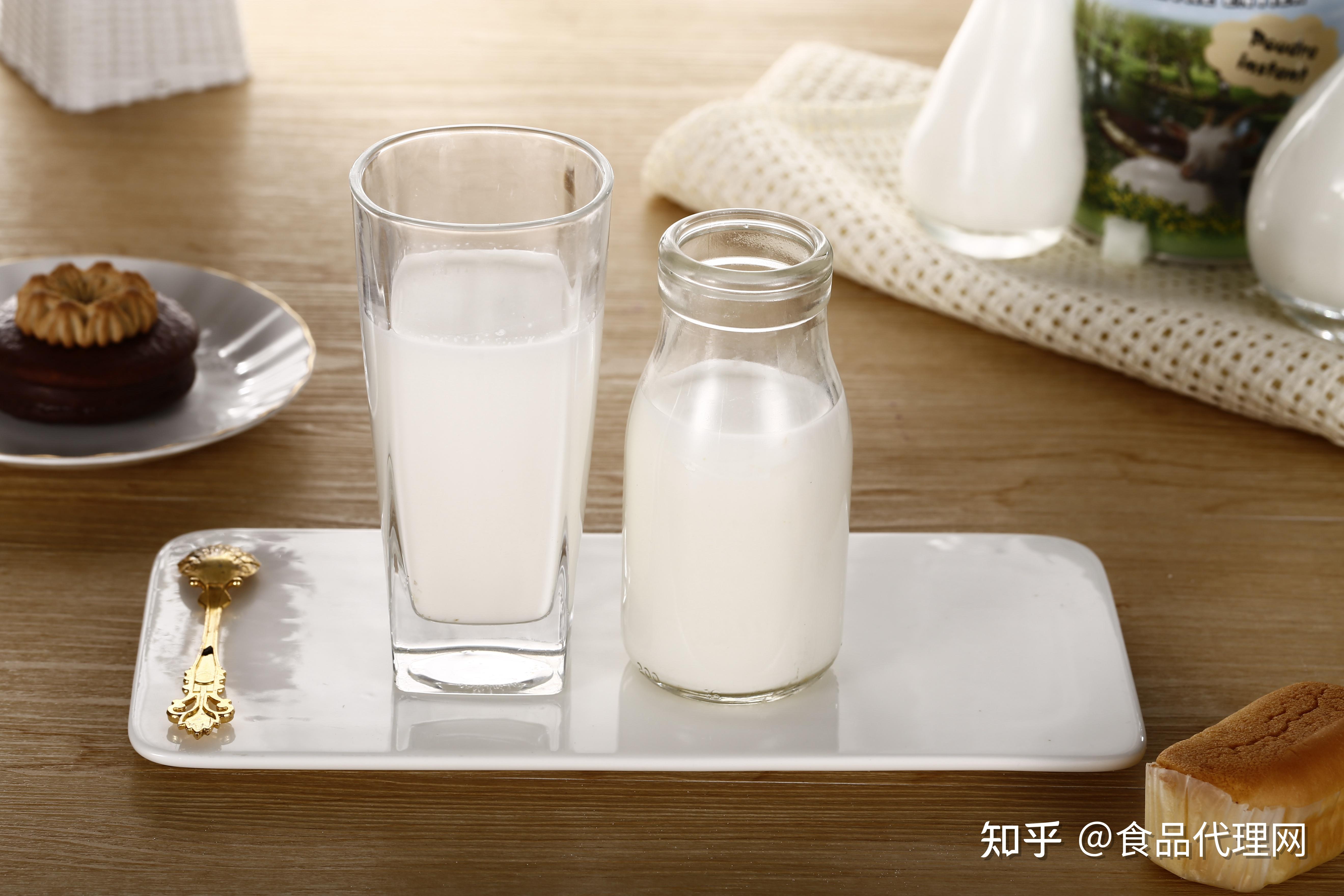 超市货架上,摆满了各种各样的牛奶,比如酸牛奶,纯牛奶,无糖牛奶,脱脂