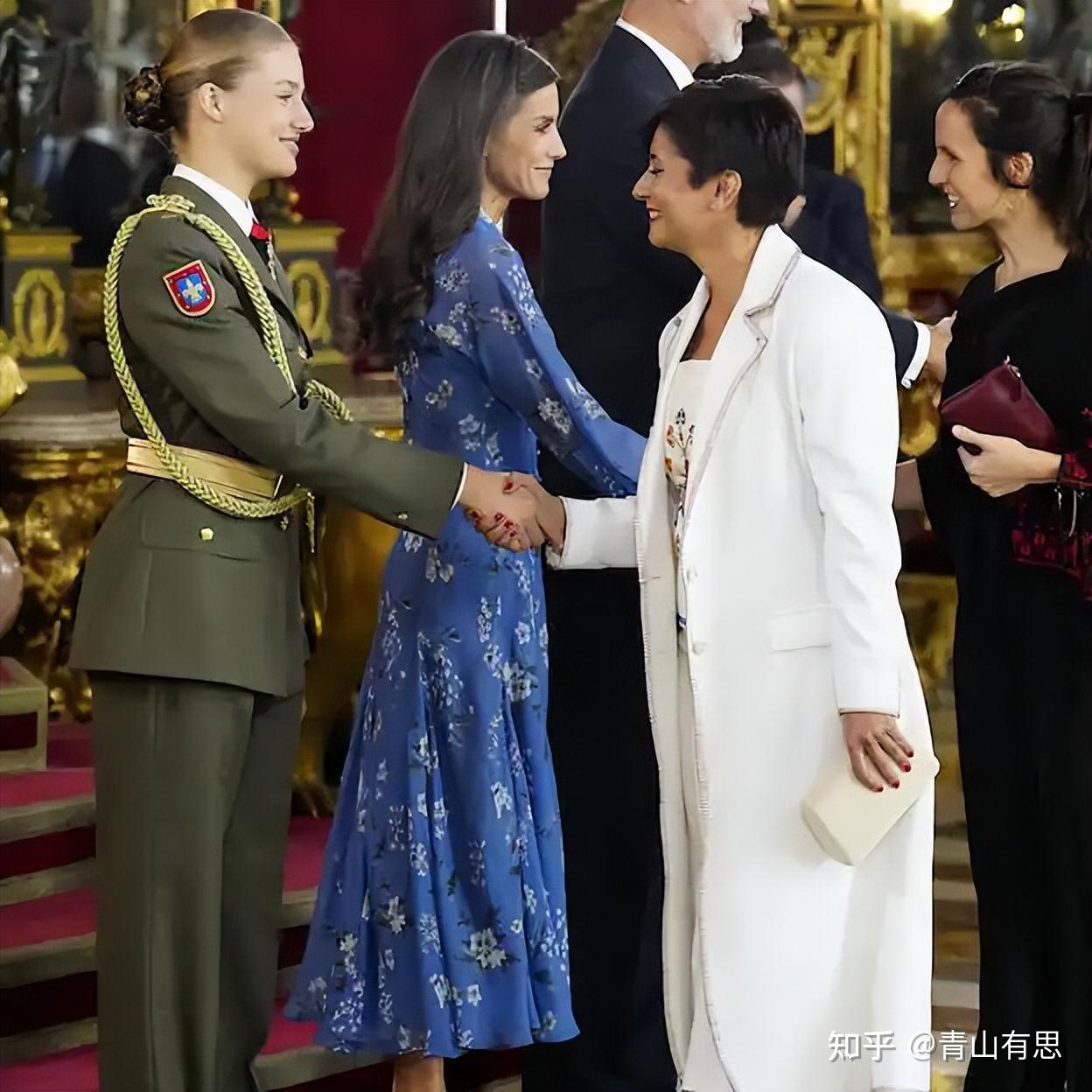 18岁英姿飒爽的女儿,一身戎装的莱昂诺尔公主站在她旁边,竟然也一时难