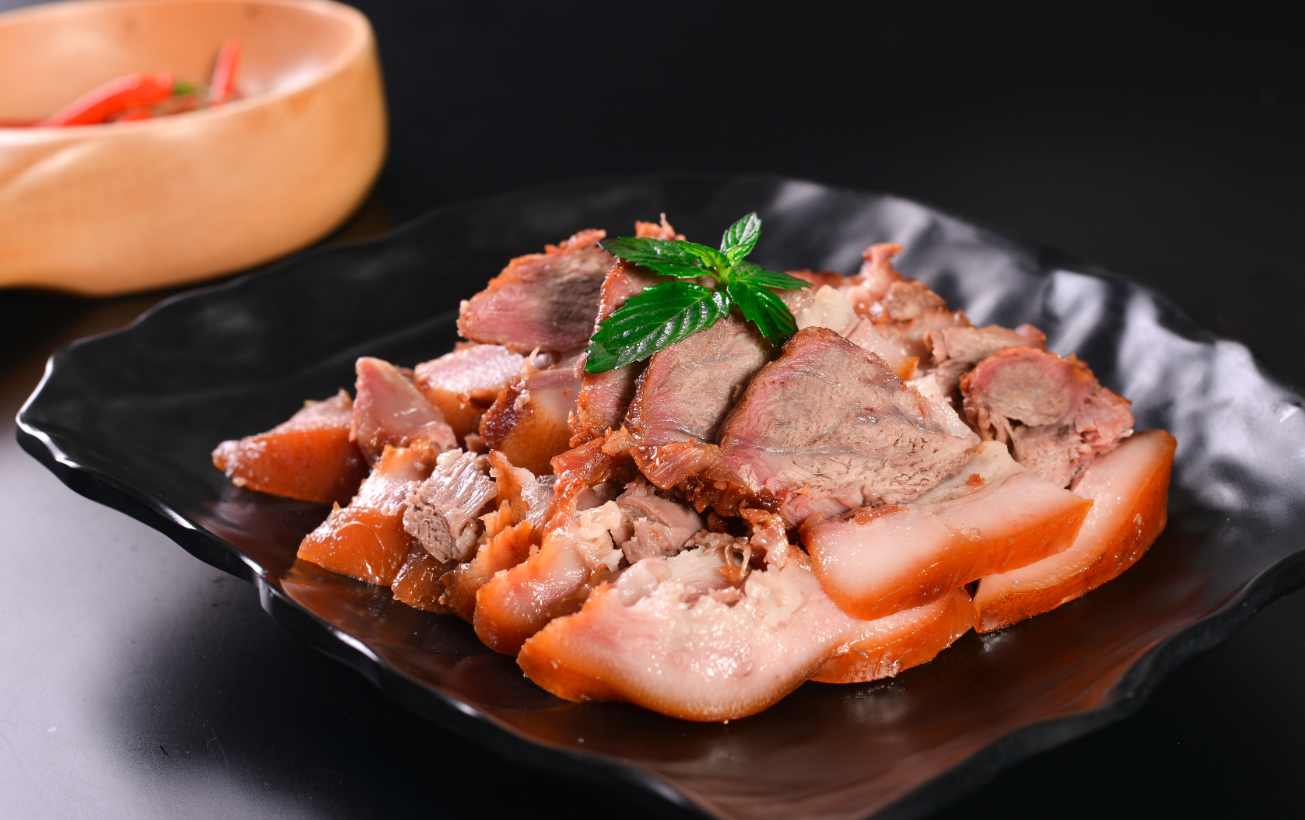 五香猪头肉,肥瘦相间,鲜嫩飘香,入口滑嫩,有滋有味,好吃不油腻,细细