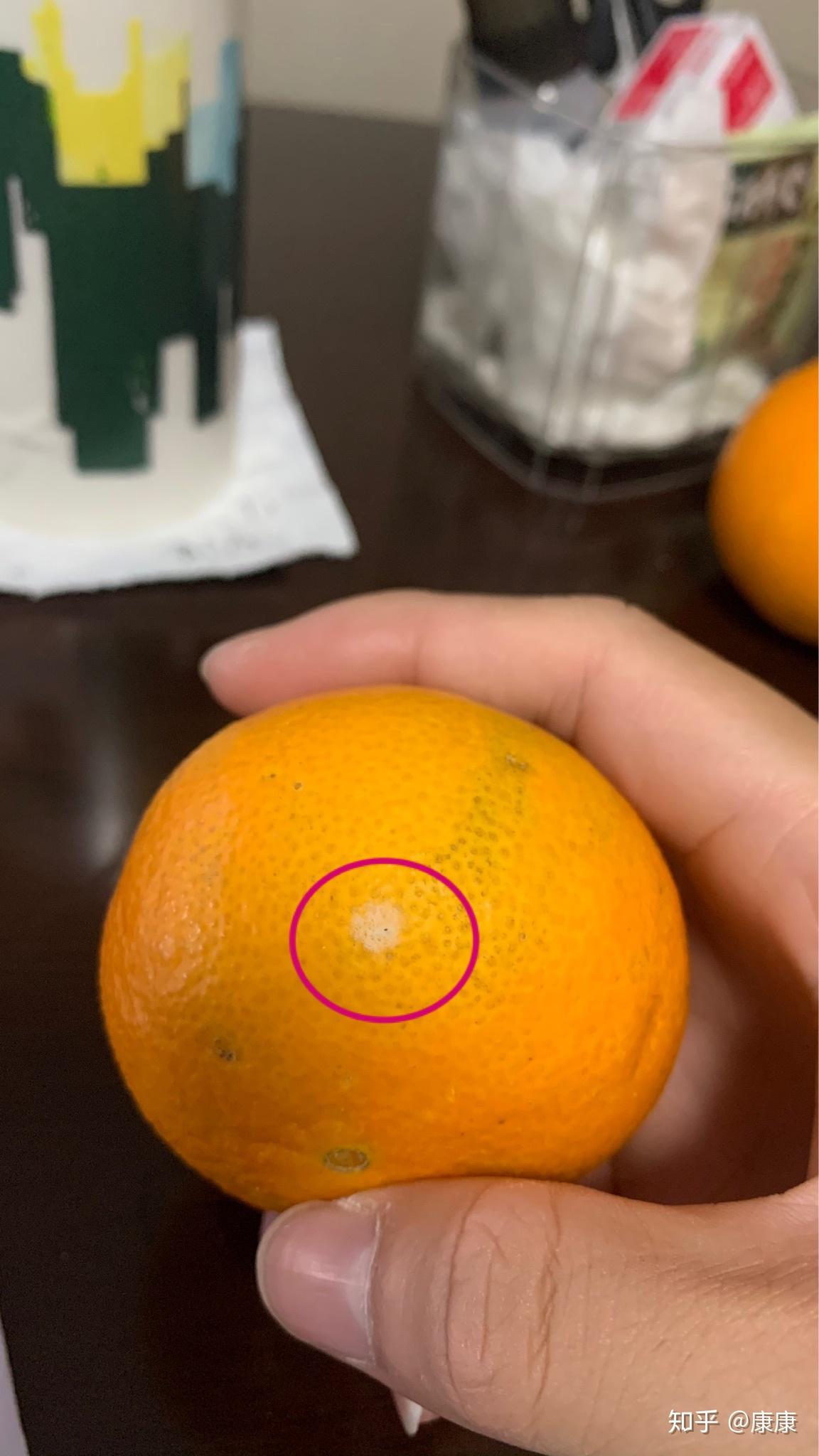 橘子上有一点点白色的东西是发霉了吗还能不能吃