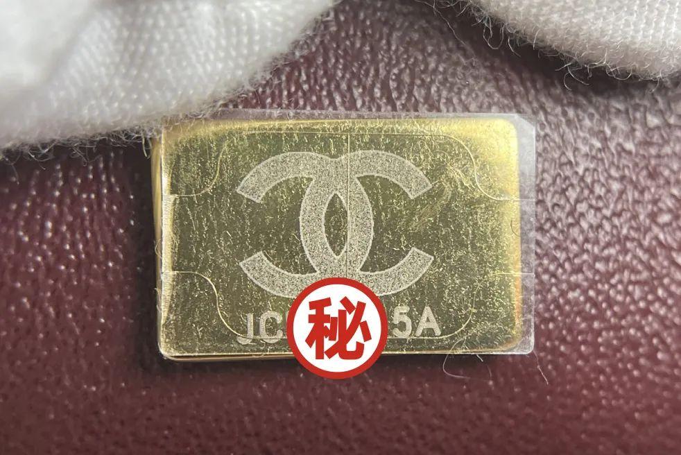 20世纪80年代中期,香奈儿为每个手袋配有专有的身份卡和镭射标,在2021
