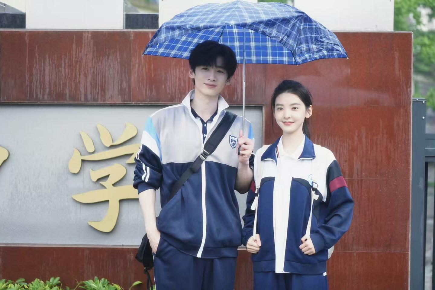 电视剧《难哄》开播，白敬亭章若楠主演，从校服到工装甜蜜从不断 - 知乎