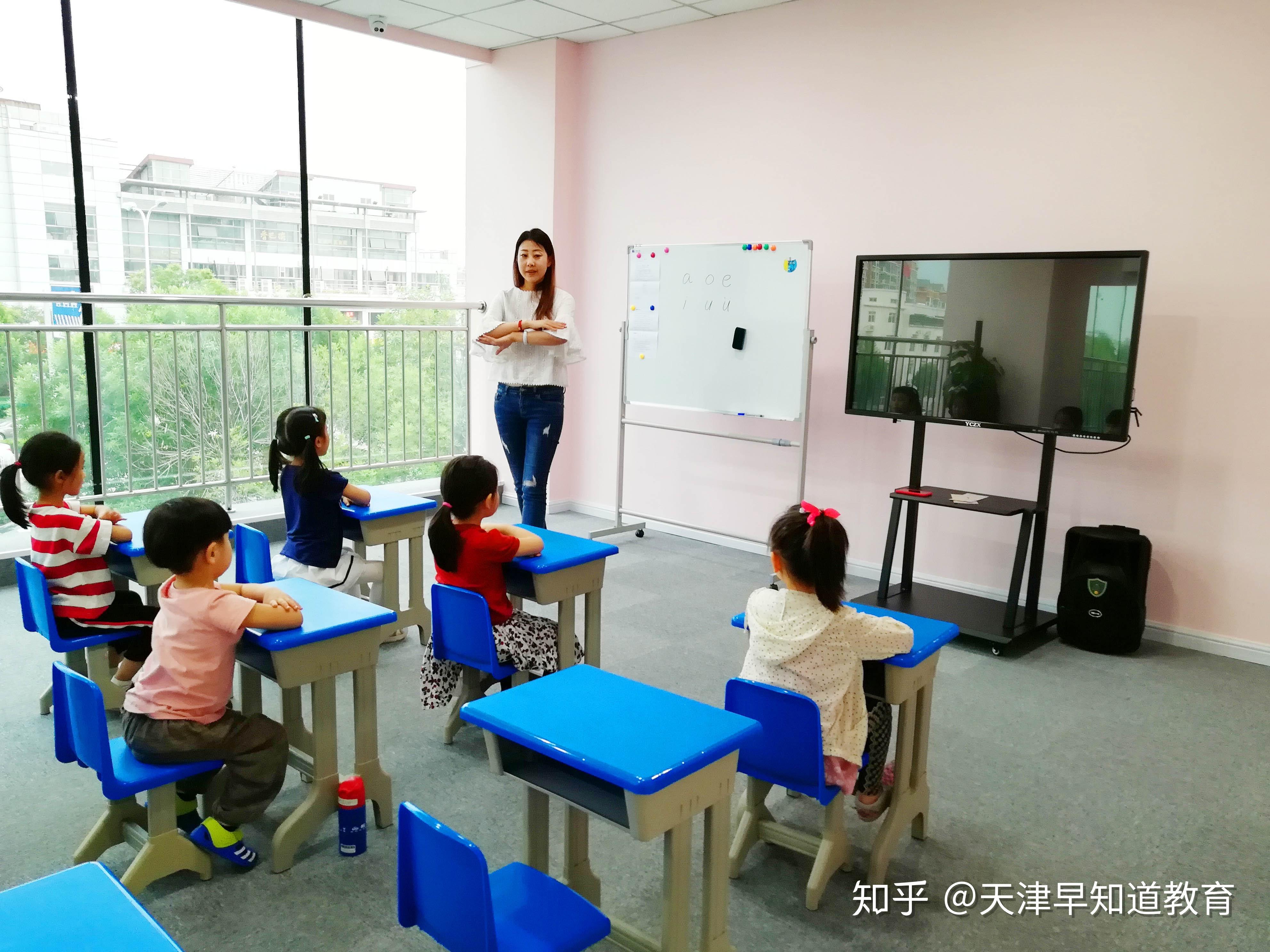 小朋友上幼儿园一直跟着老师 v2-7a9758888dafca85bedb836974bda66a_r.jpg