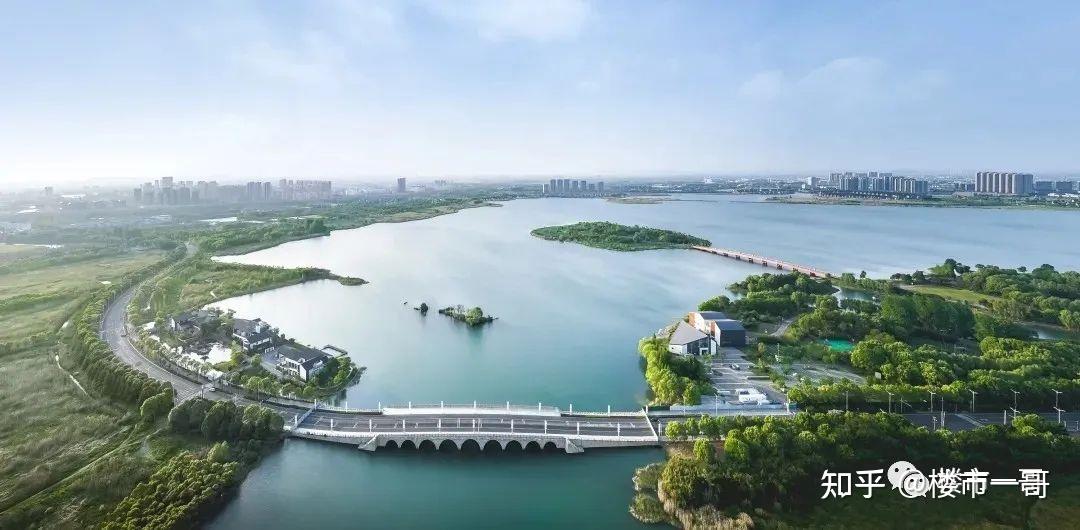 全城瞩目苏州临湖一线湖景容积率仅1054f真叠墅龙湖即将公开样版间