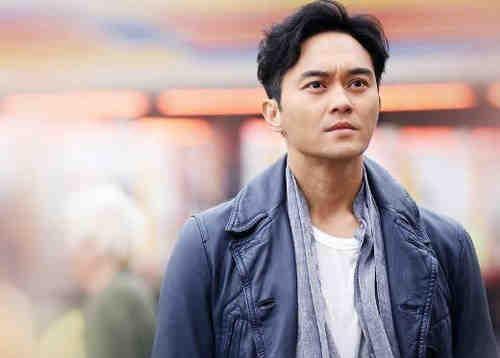 在张智霖试音时,飞图唱片的老板叶志铭认为他声音低沉,咬字清晰,感情