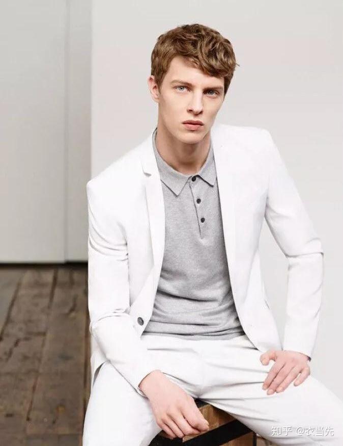 西装 polo衫的搭配是可以出席一切场合的万能牌.