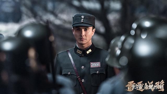 雷霆战将雷霆万钧真英雄甘洒热血铸青春