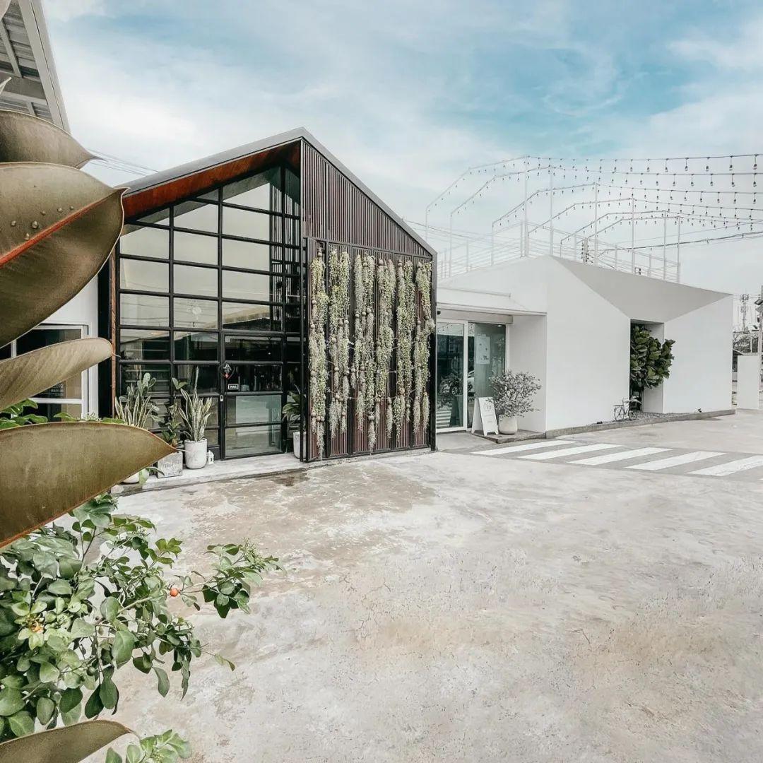 白色能给予我们什么?盘点国内外20家绝美的白色咖啡厅