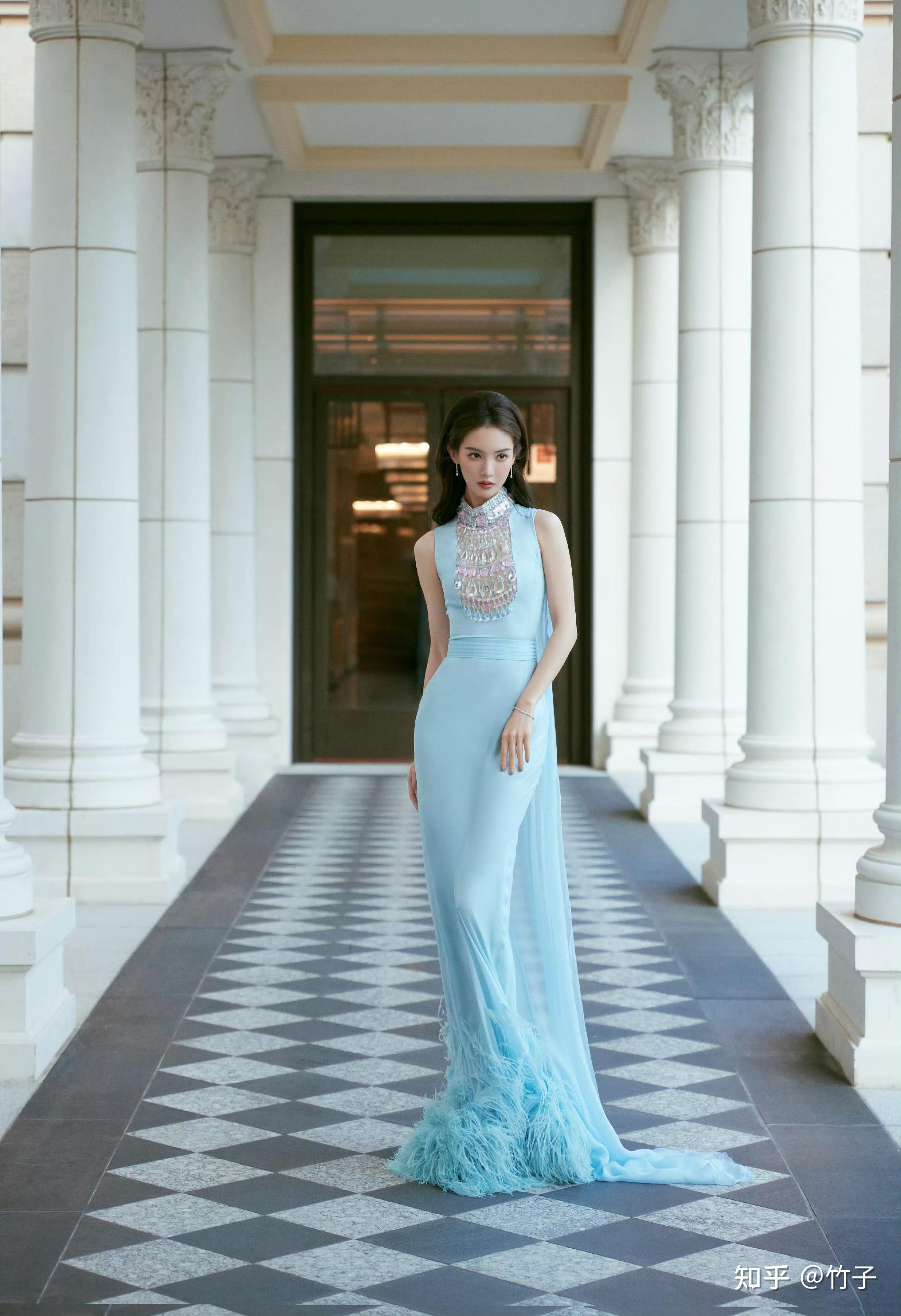 金晨最新美照大放送静谧蓝羽毛礼服裙曼妙飘逸高贵典雅金晨美