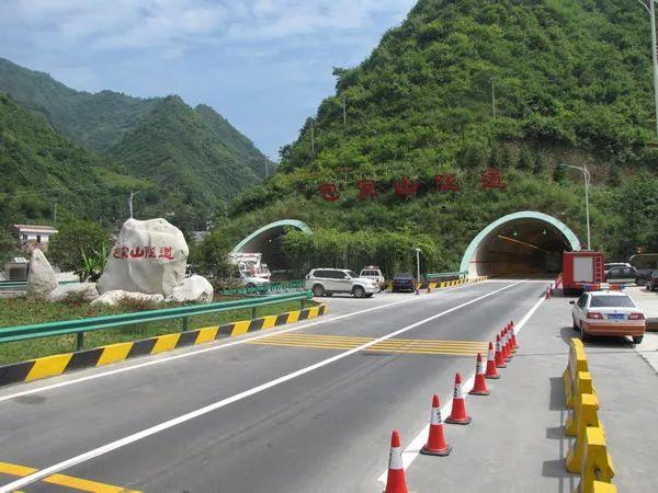 2千米,位于陕西省小河至安康的小康高速公路的咽喉部位,该隧道进口