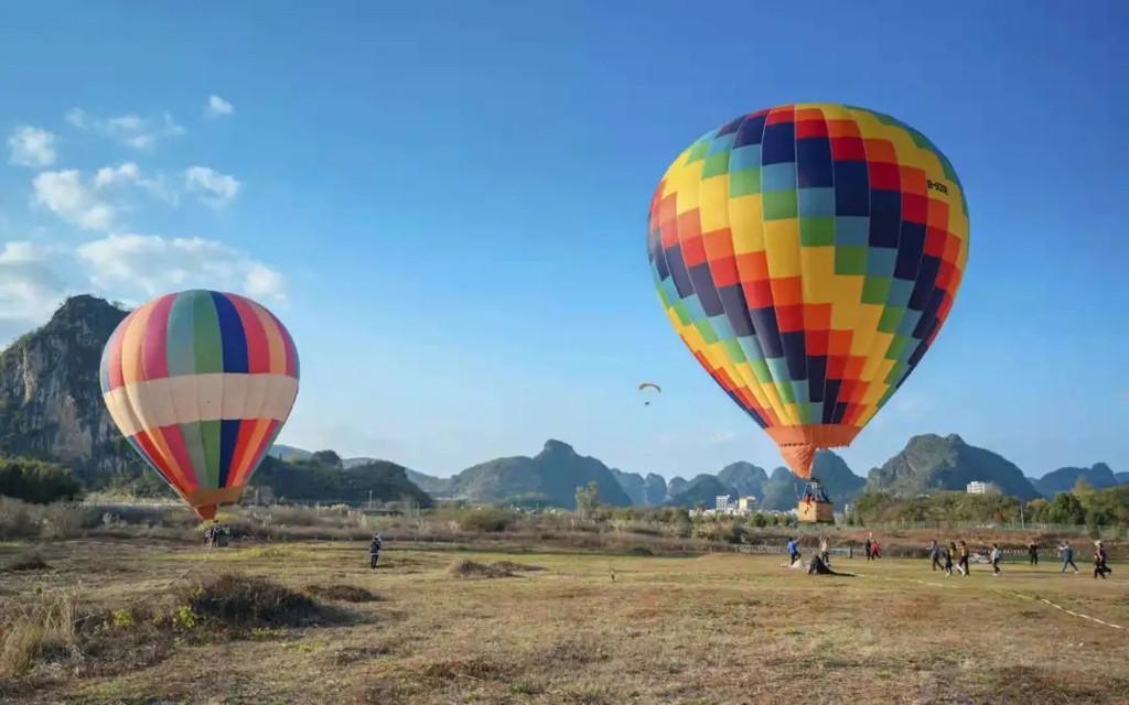 乘着热气球,在天空中翱翔,切换上帝视角,俯瞰整个峰林小镇的壮阔美景!