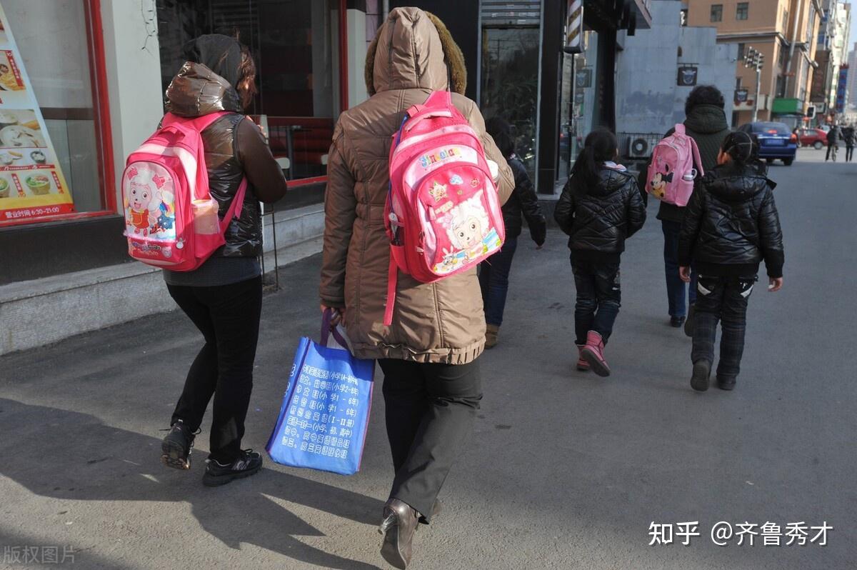 校长不让家长帮学生背书包,家长为何不领情呢?真的是书包太重? - 知乎