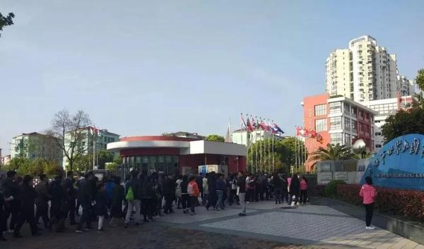 第一批升学摇号太魔幻!牛校不用摇,数学10分的学渣摇中名校?