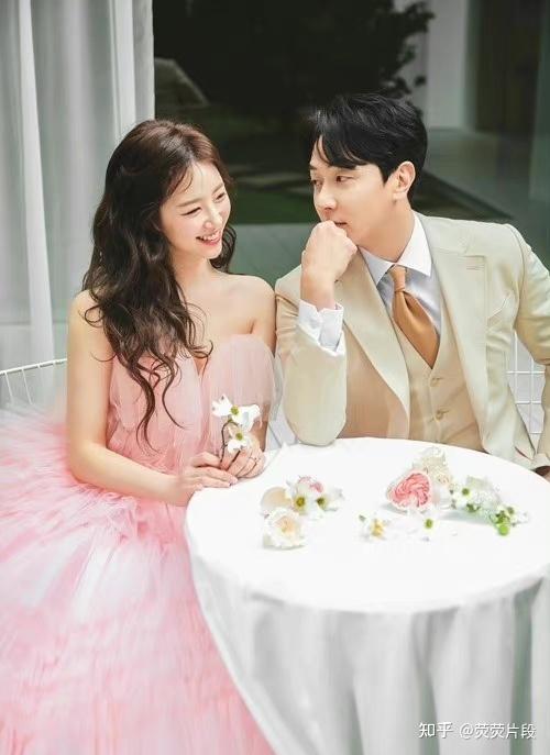 老婆是一名mbc电视台的播音员,年龄比andy小很多.