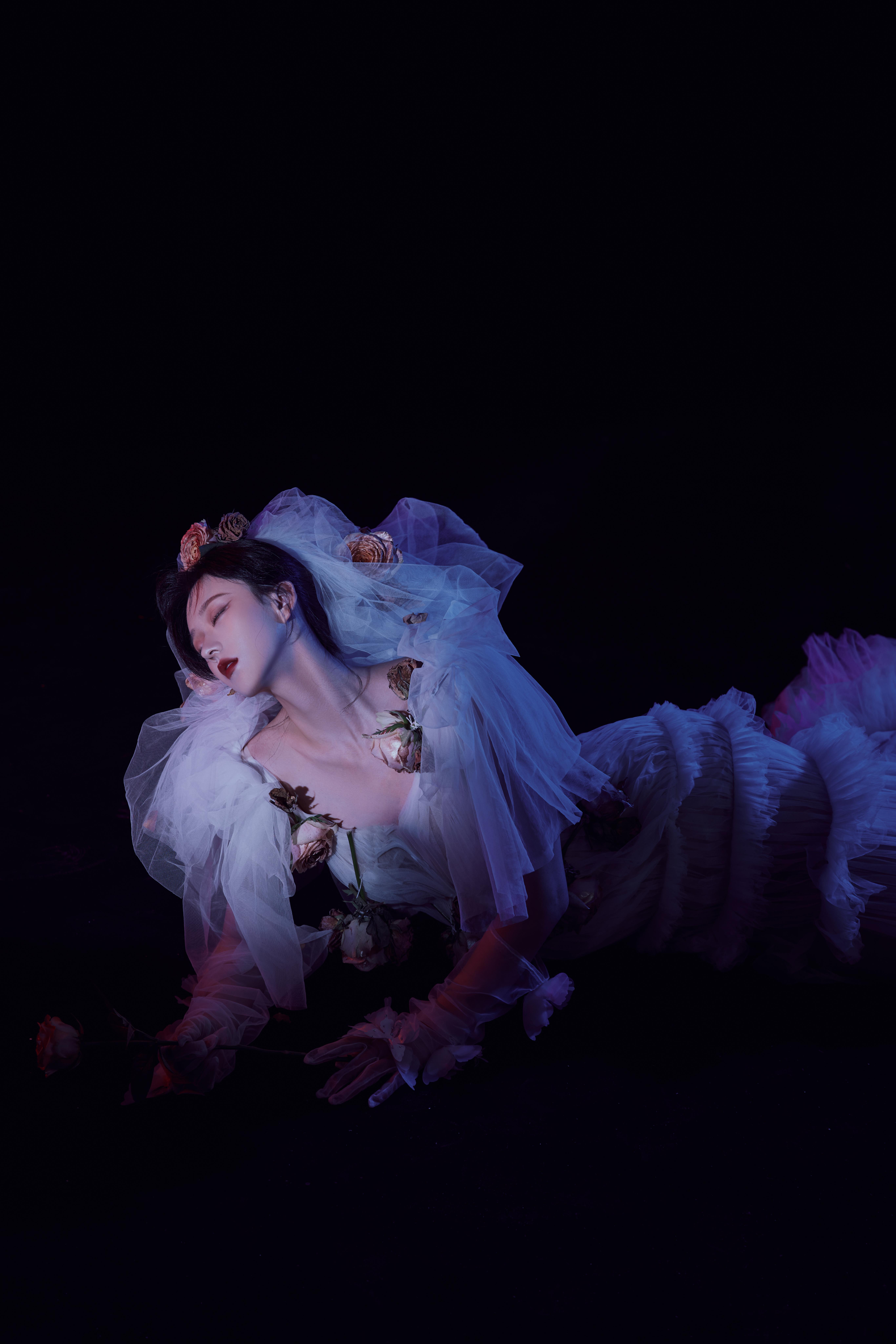 实在太美了 有没有撩到你呢高级不撞款的暗黑系哥特风单人婚纱拍写真