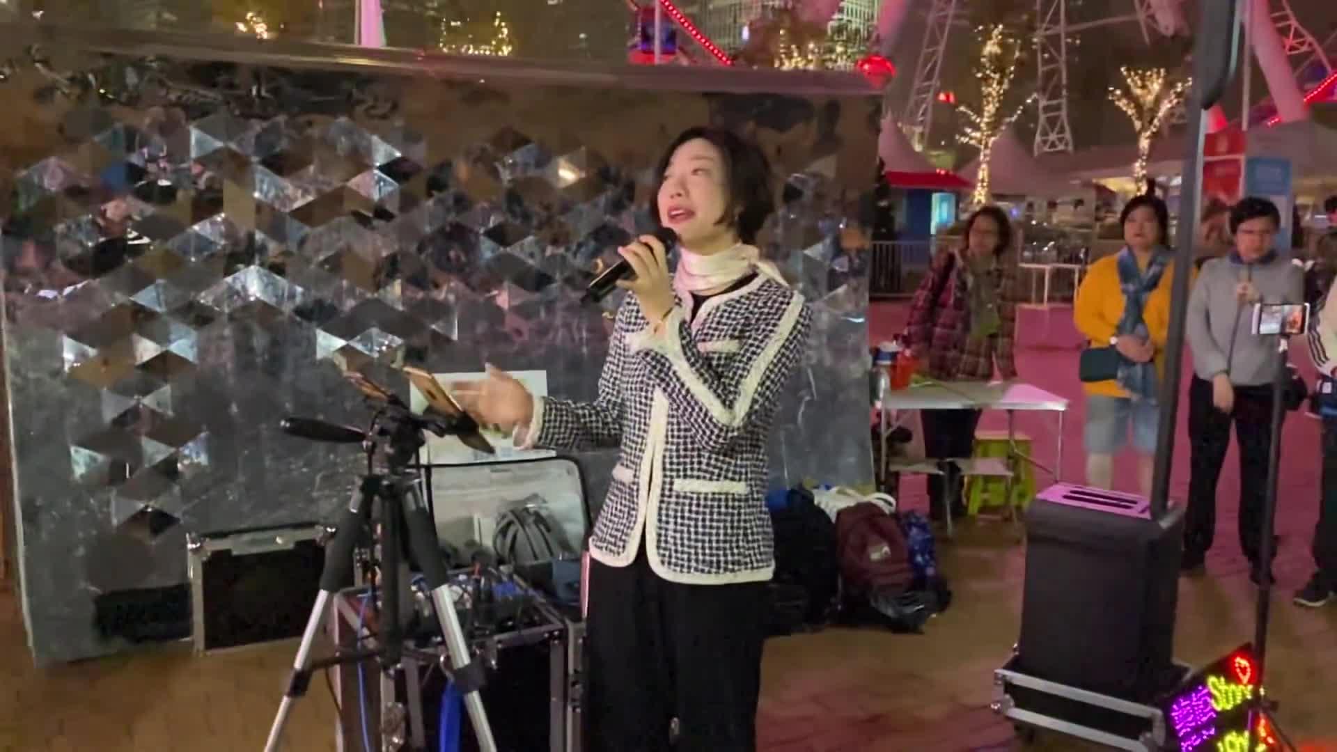 星光大道冠军龙婷街头演唱往事只能回味打动人心回味无穷