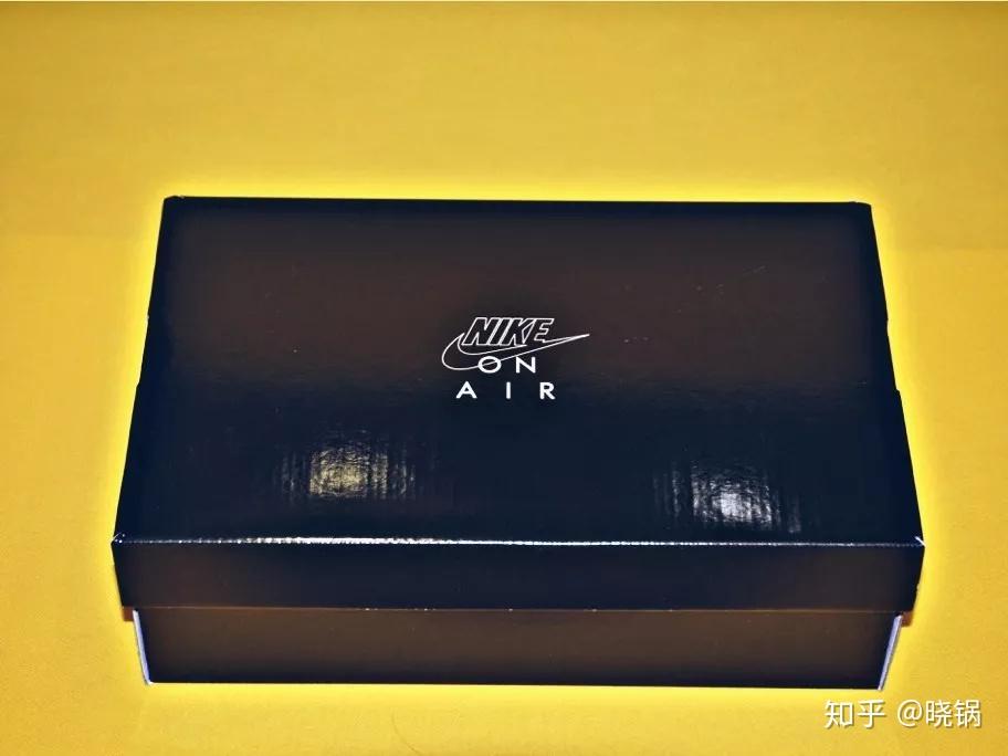 鞋盒部分采用全黑的普通鞋盒,盒顶的「on air」和 nike swoosh 展现了