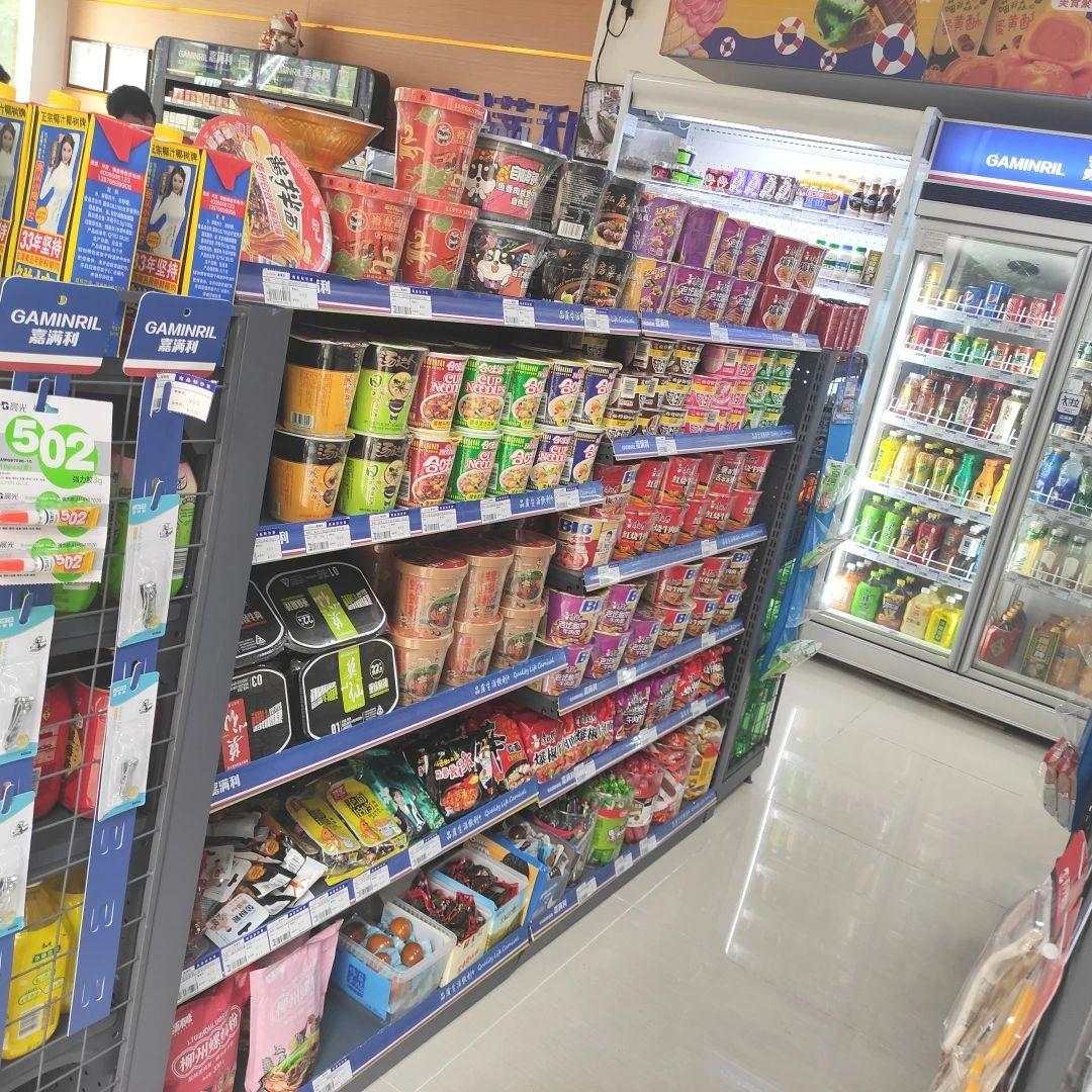 有些便利店的货架比较矮,消费者在正常的站立选购时,高层的货架就会