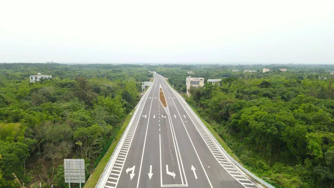 海南海口三永公路全线通车近日,由中国港湾,四航局联营体承建的秘鲁钱
