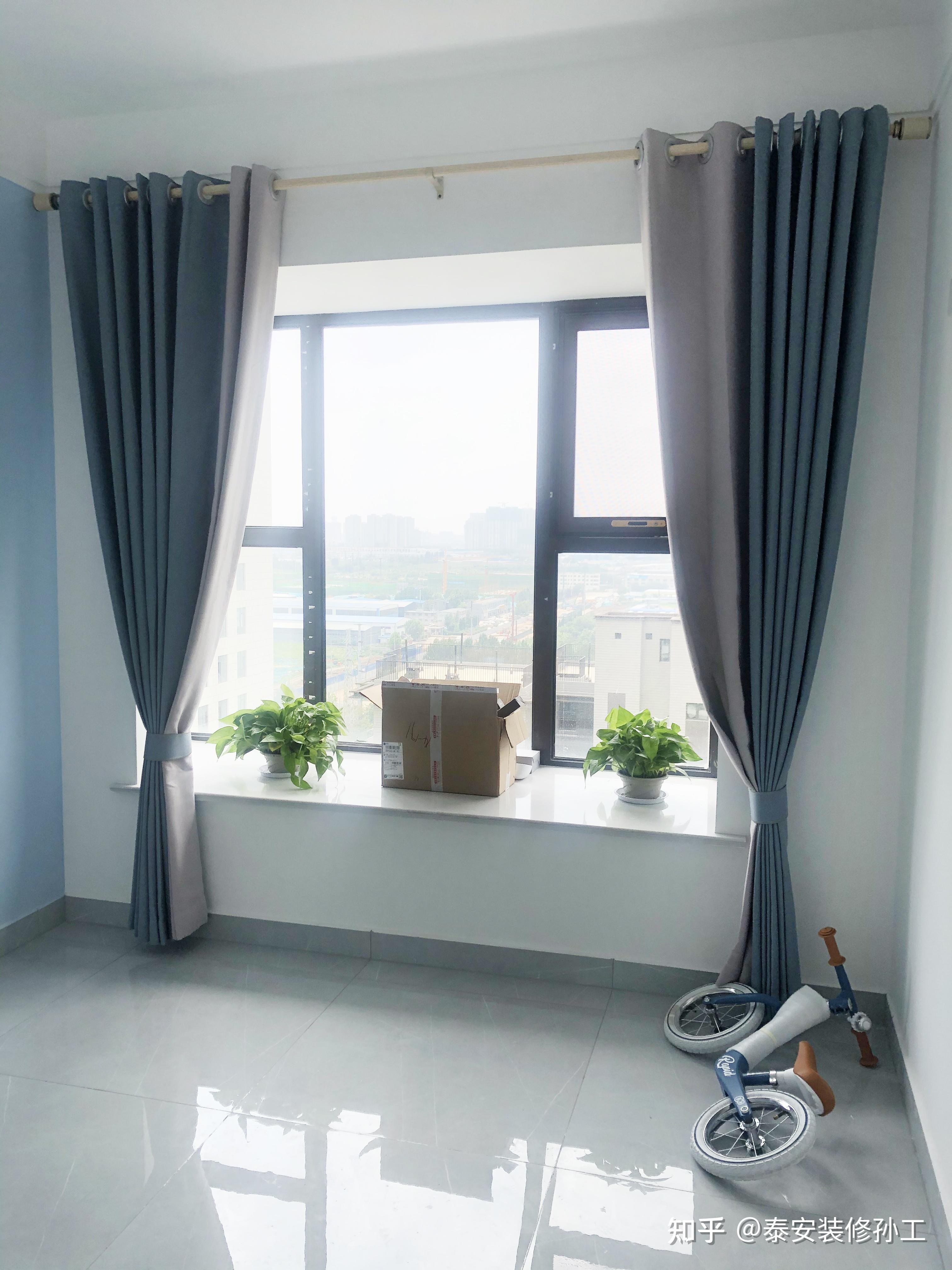 主卧室和儿童房都做了蓝色的床头背景墙,遗憾的是并未做窗帘盒,就只能