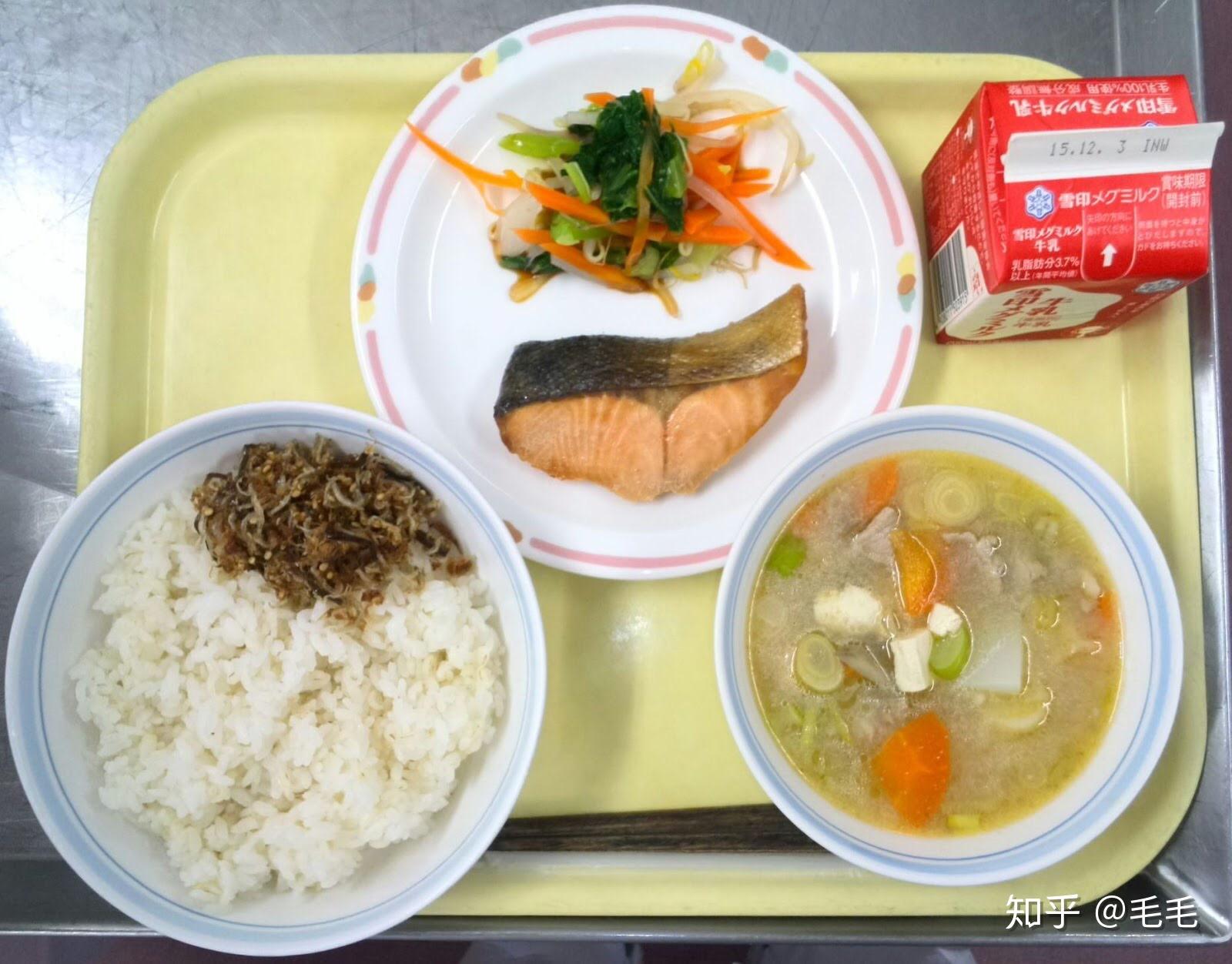 日本学生为什么都那么喜欢吃便当呢?学校没有